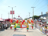 <br>Con motivo de la realización del Mundial Sub 20 en Colombia, la Gerencia de Proyectos Especiales de la Alcaldía Distrital de Barranquilla nos seleccionó como el operador logístico para el manejo de la presencia de marca Barranquilla Ciudad Sede en los eventos oficiales del Carnaval 2011. Doscientos guías logísticos de Nuestra Empresa integraron el oppening de La Guacherna y La Batalla de Flores, luciendo uniformes de jugador, disfraces de marimondas y portando banderas de Barranquilla y del logo de este evento deportivo como tal. Una logística con toque mundialista.